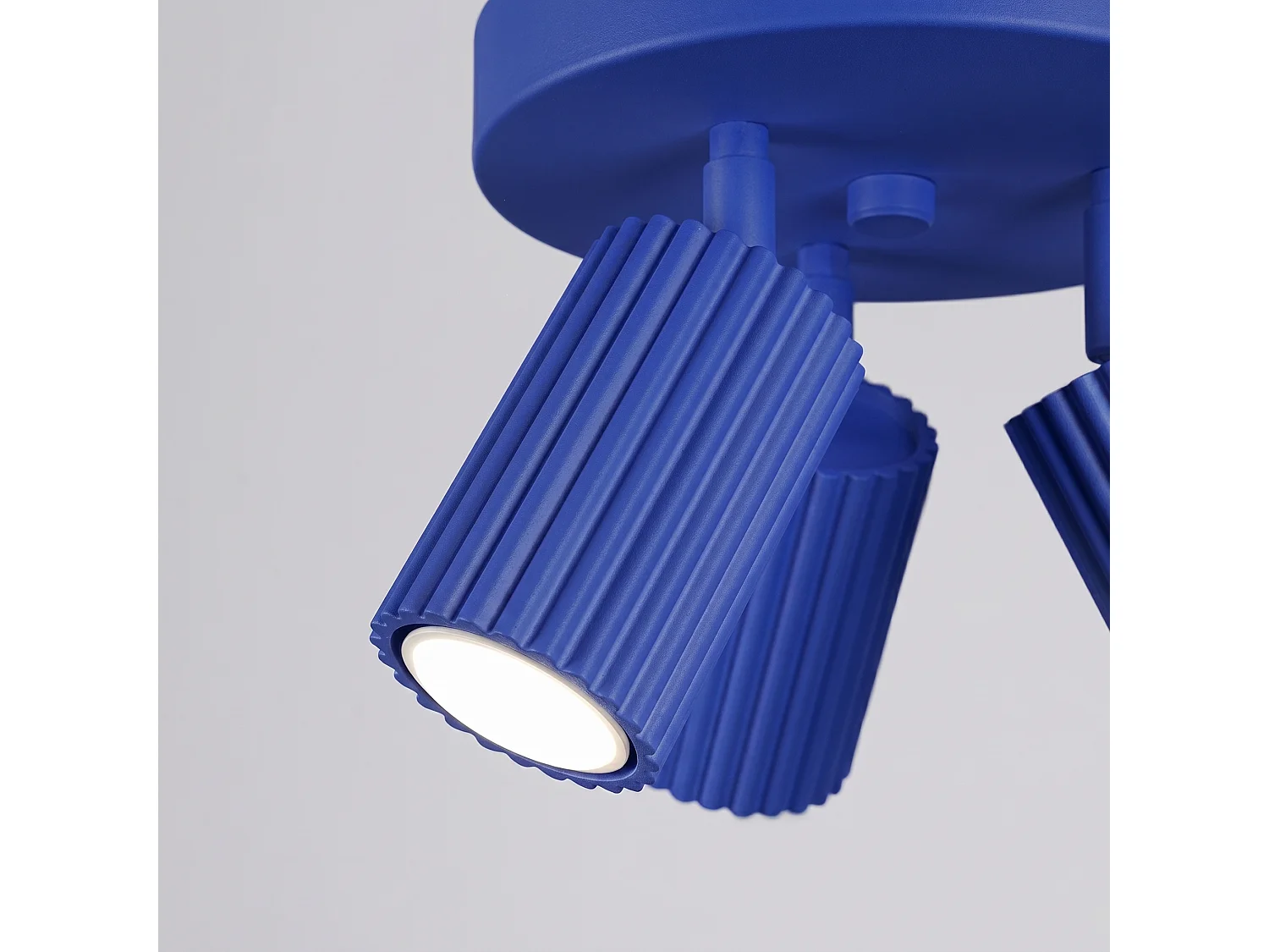 Plafonnier minimaliste en aluminium - 3 sources lumineuses - L.19,5 x H.18 cm - outremer