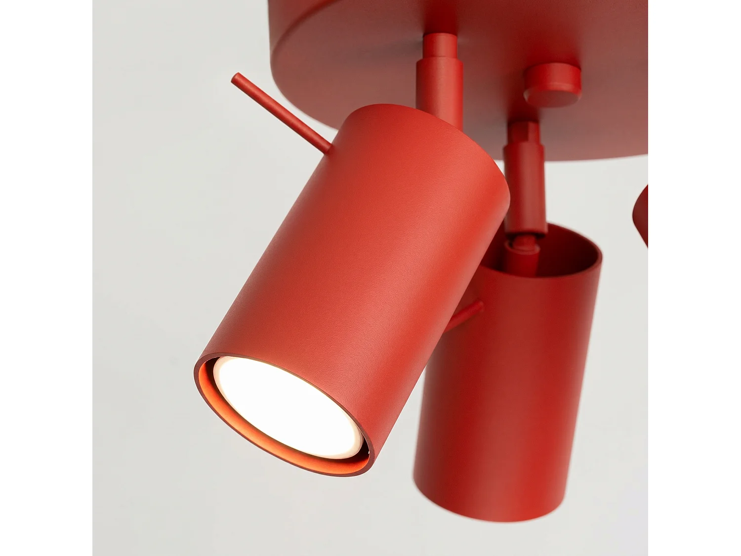 Plafonnier moderne en acier - 3 sources lumineuses - L.25,7 x H.14,5 cm - rouge