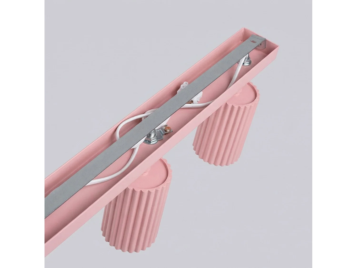 Plafonnier minimaliste en aluminium - 4 sources lumineuses - L.81 x H.16,5 cm - rose