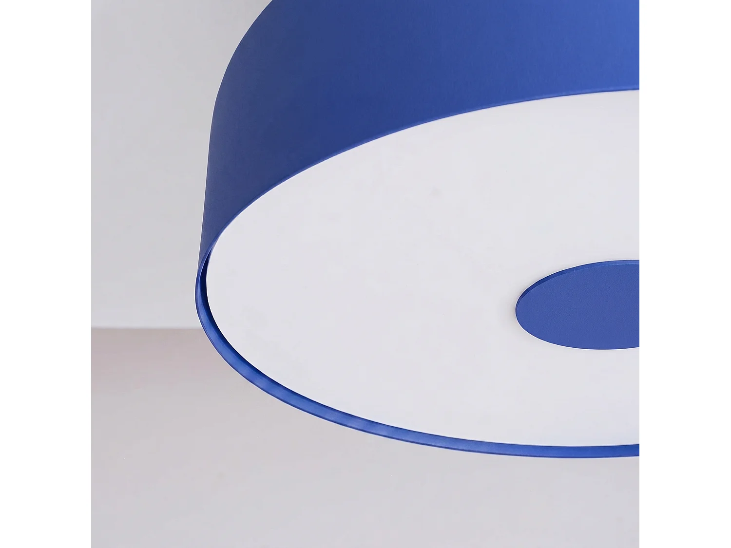 Plafonnier moderne en acier/PVC - 4 sources lumineuses - L.30 x H.15 cm - outremer
