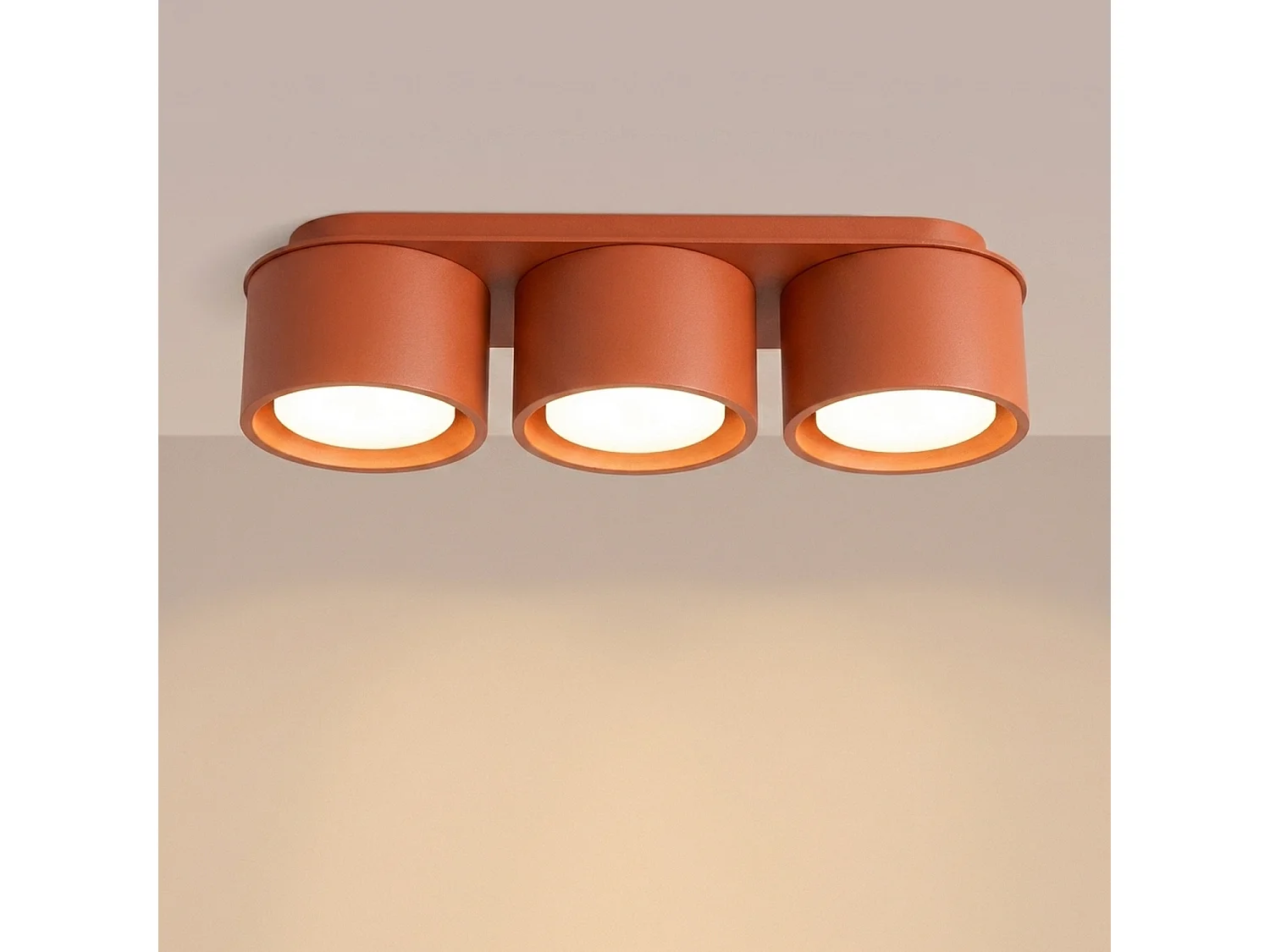 Plafonnier minimaliste en aluminium - 3 sources lumineuses - L.32,4 x H.8,2 cm - ocre rouge
