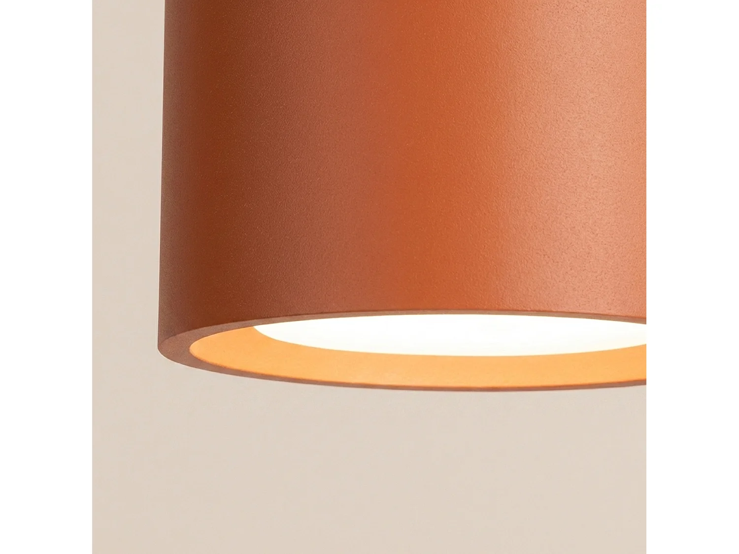 Plafonnier minimaliste en aluminium - 3 sources lumineuses - L.32,4 x H.8,2 cm - ocre rouge