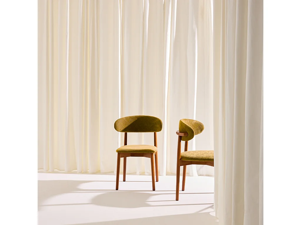 Lot de 2 chaises bois d'hévéa noyer et tissu chenille moutarde - Paola