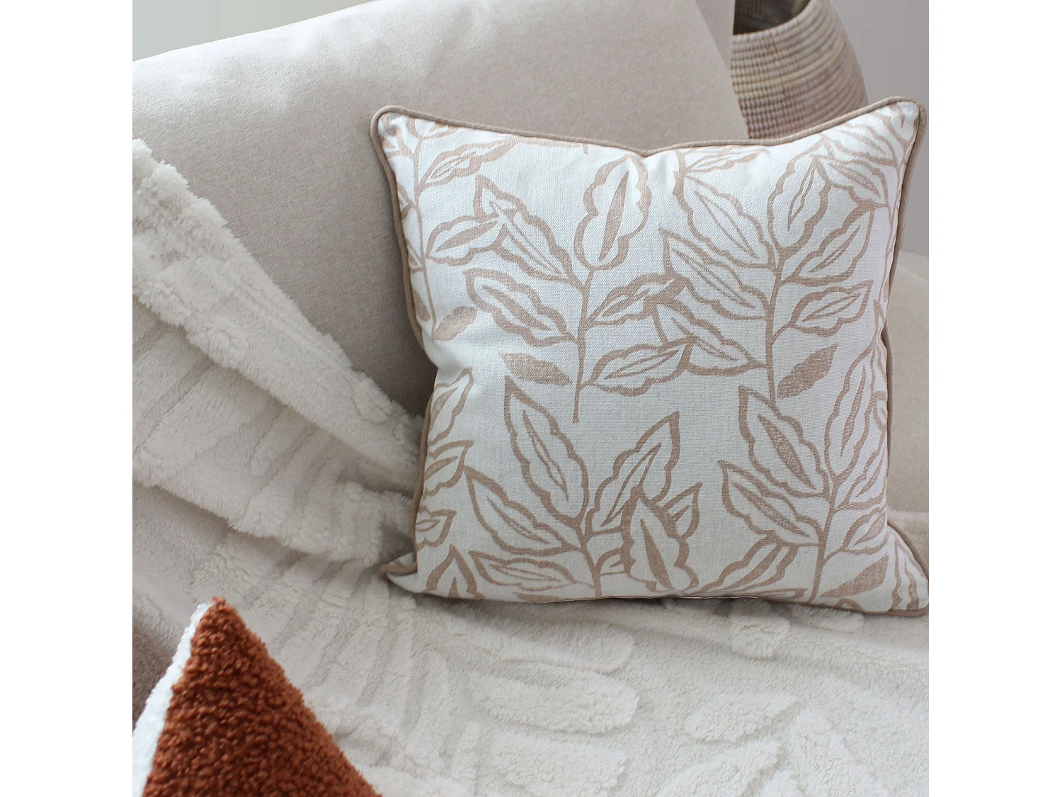 2 Coussins carré, déhoussable, imprimé feuilles, Collection Lodge, CMADECO - Beige