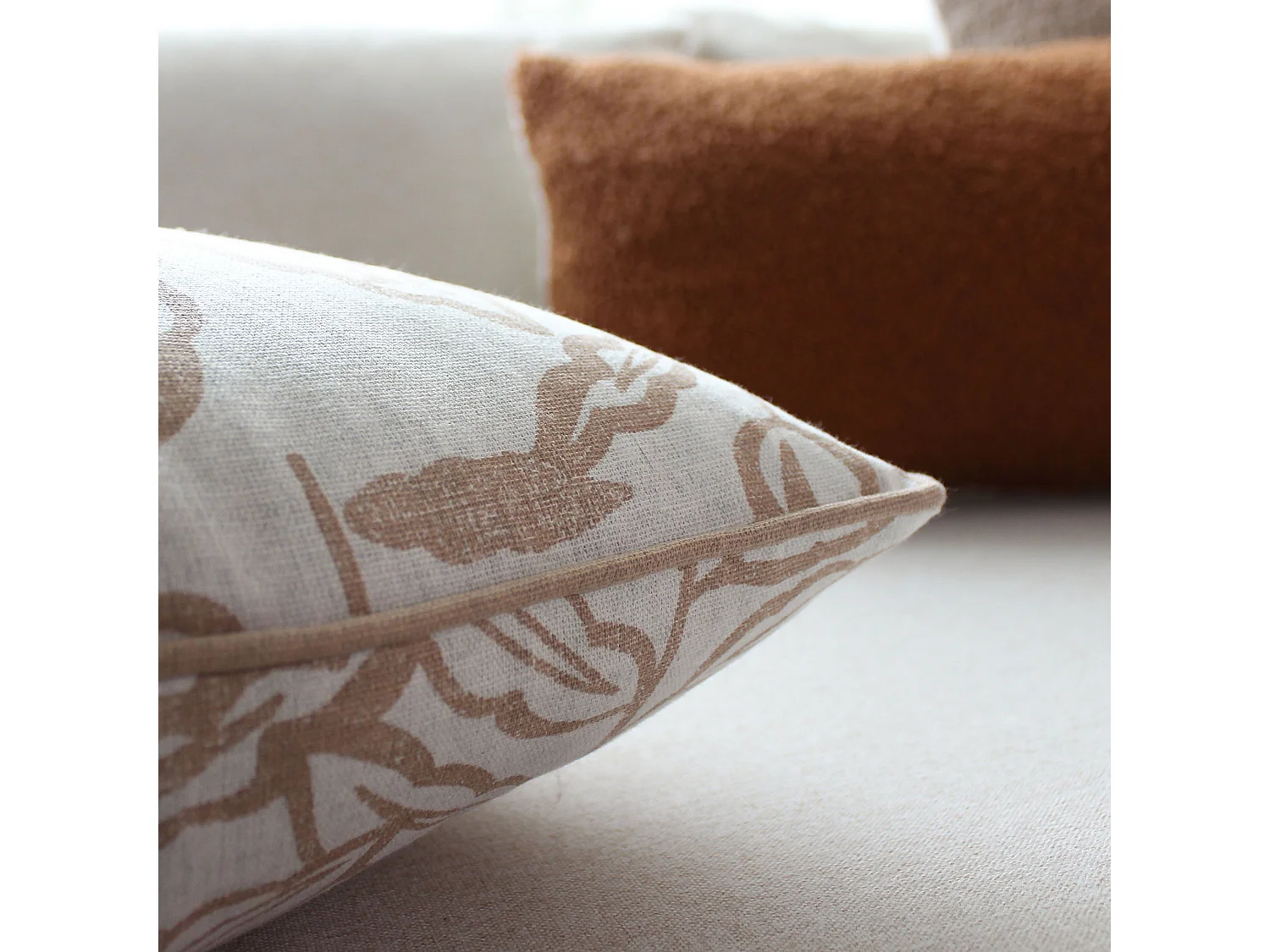 2 Coussins carré, déhoussable, imprimé feuilles, Collection Lodge, CMADECO - Beige