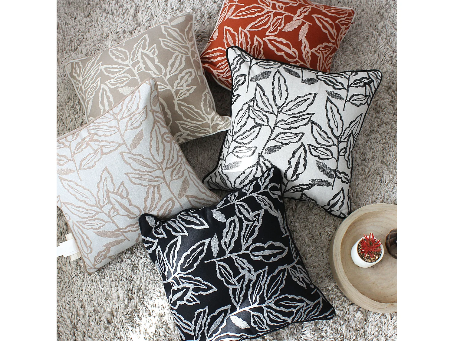 2 Coussins carré, déhoussable, imprimé feuilles, Collection Lodge, CMADECO - Beige