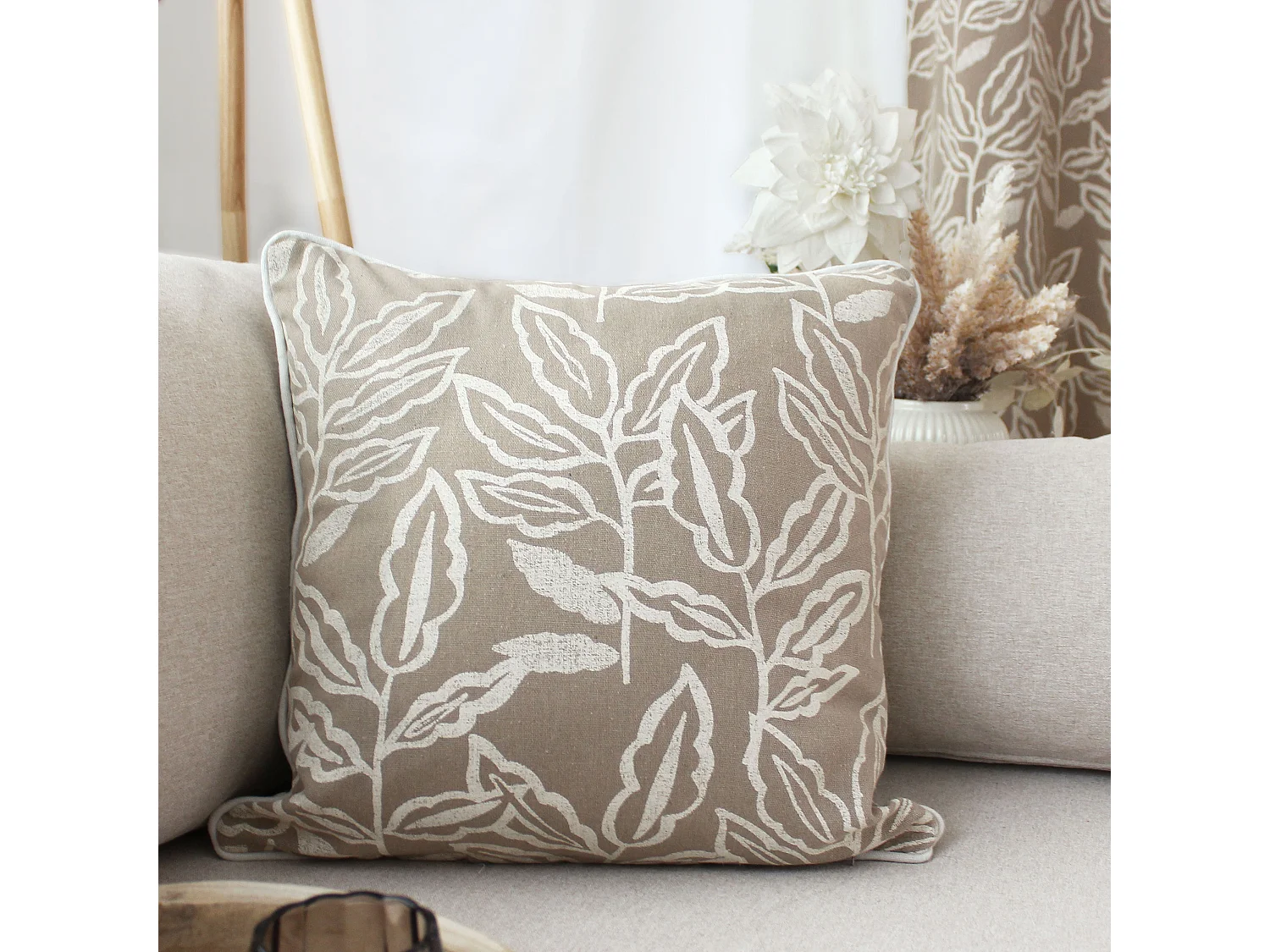 2 Coussins carré, déhoussable, imprimé feuilles, Collection Lodge, CMADECO - Beige