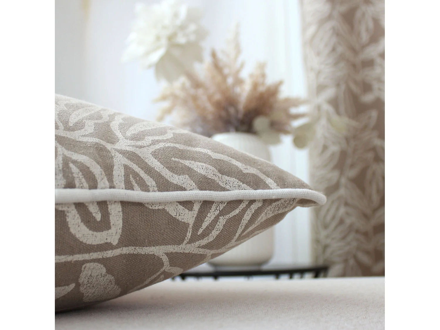 2 Coussins carré, déhoussable, imprimé feuilles, Collection Lodge, CMADECO - Beige