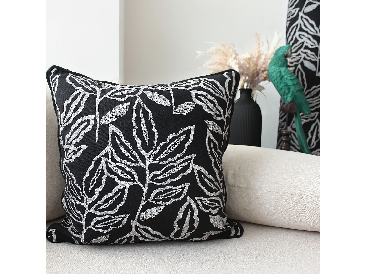 2 Coussins carré, déhoussable, imprimé feuilles, Collection Lodge, CMADECO - Noir