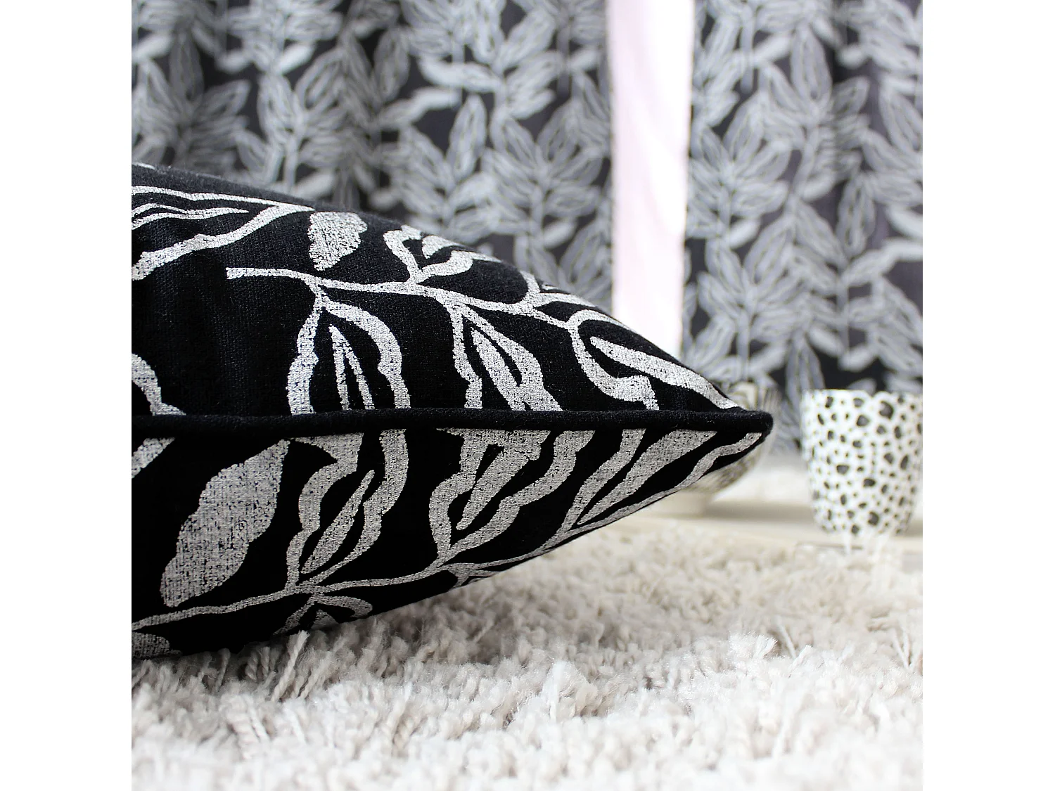 2 Coussins carré, déhoussable, imprimé feuilles, Collection Lodge, CMADECO - Noir