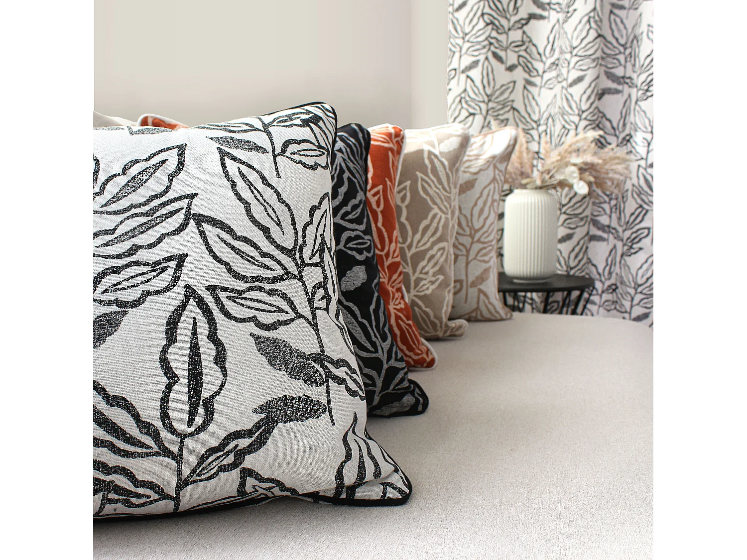 2 Coussins carré, déhoussable, imprimé feuilles, Collection Lodge, CMADECO - Noir