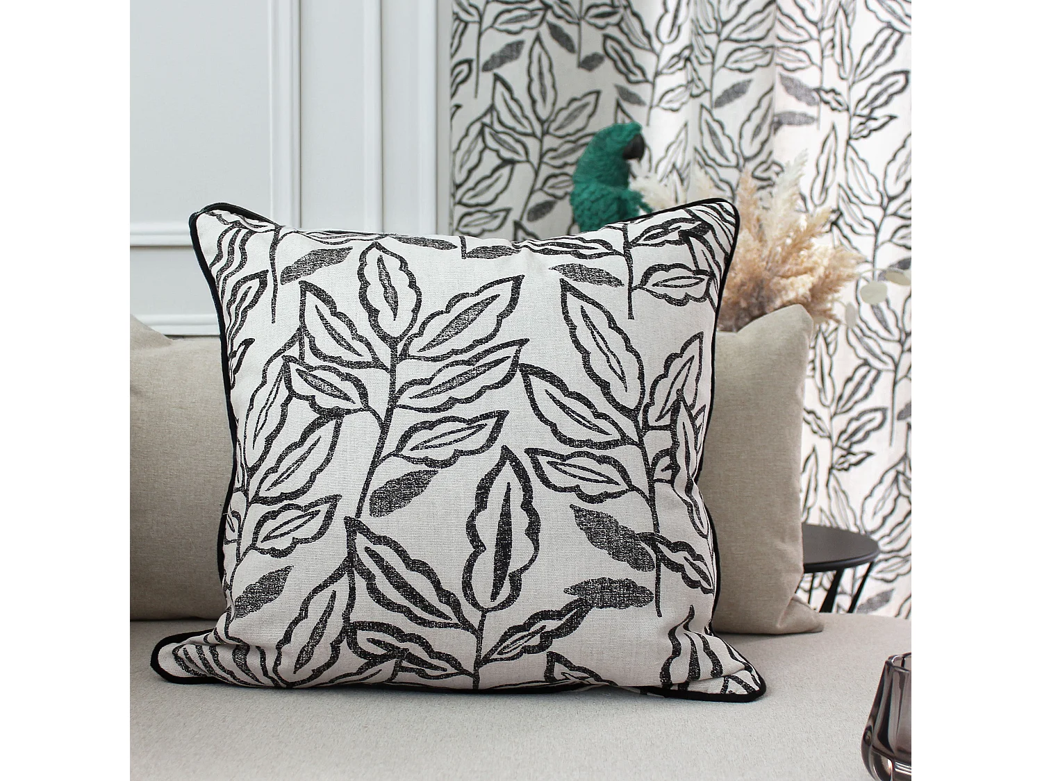 2 Coussins carré, déhoussable, imprimé feuilles, Collection Lodge, CMADECO - Noir