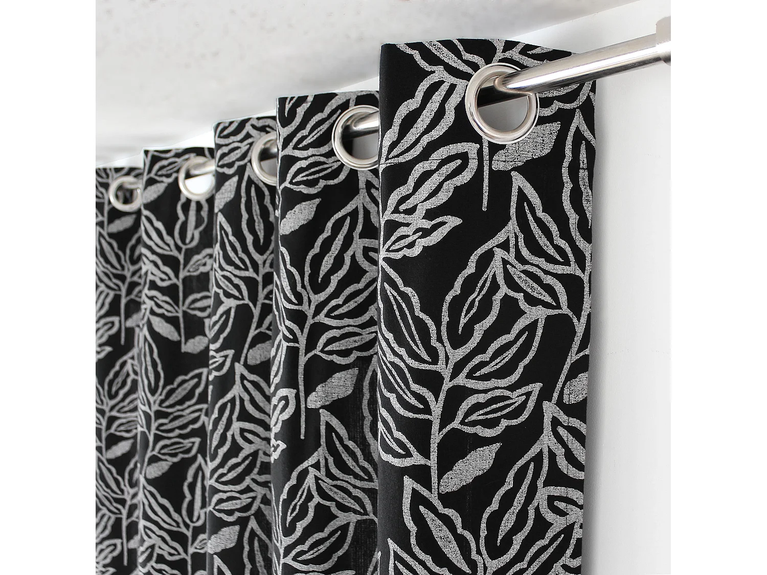 Lot de 2 rideaux à Œillets, 140x240cm, Motifs feuilles, Coton Chambray, Collection Lodge, CMADECO - Noir