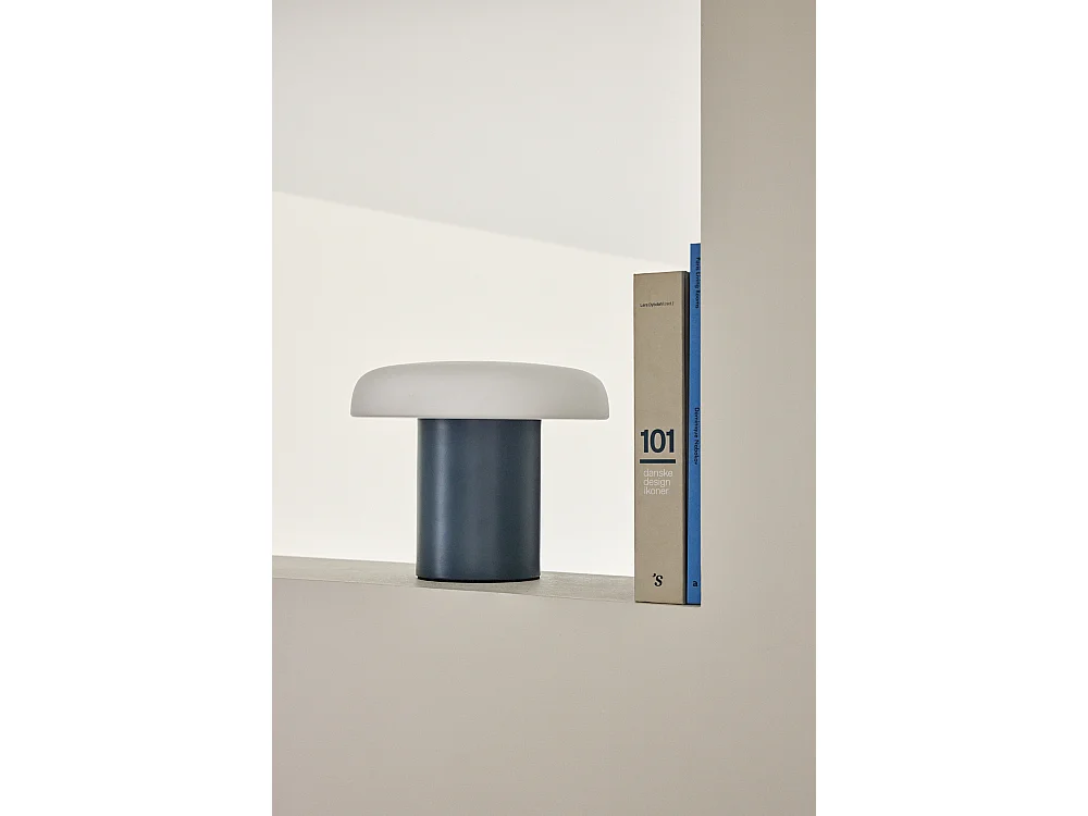 Hübsch Lampe de Table Iron Opale Bleu Foncé ATELIERS