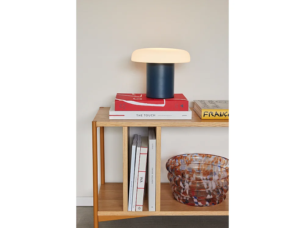 Hübsch Lampe de Table Iron Opale Bleu Foncé ATELIERS