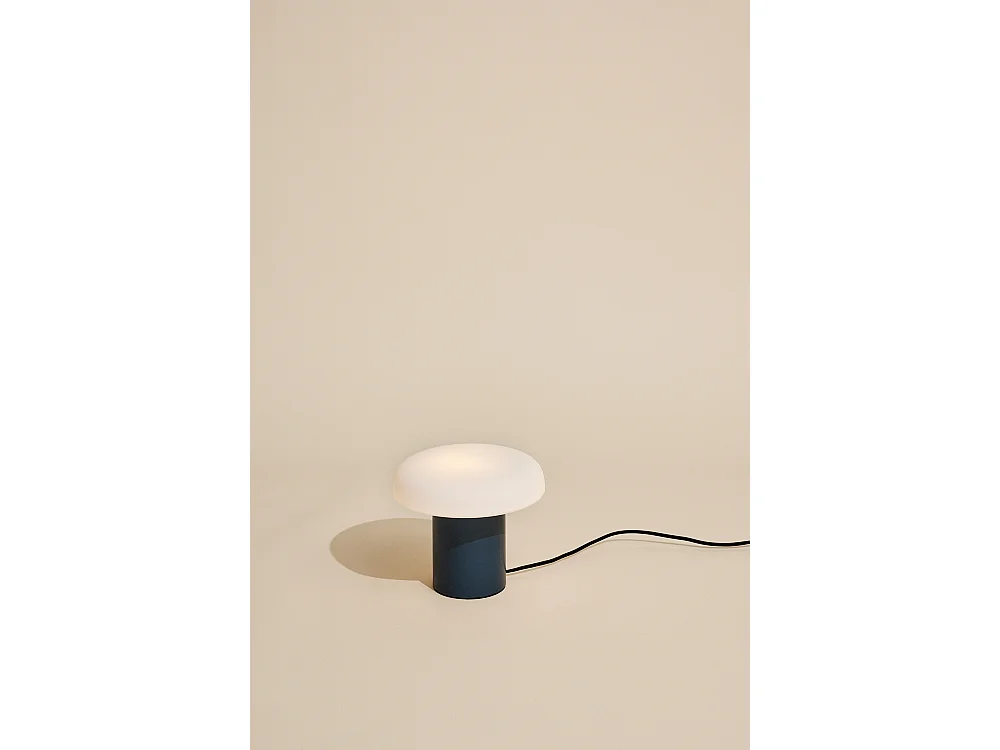 Hübsch Lampe de Table Iron Opale Bleu Foncé ATELIERS