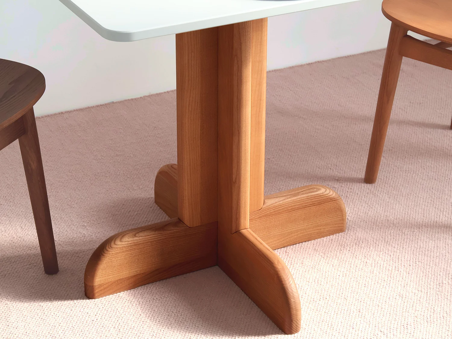 Mesa de jantar quadrada Dega 80x80 cm, 2 pessoas – Branco | Pé de freixo tingido nogueira