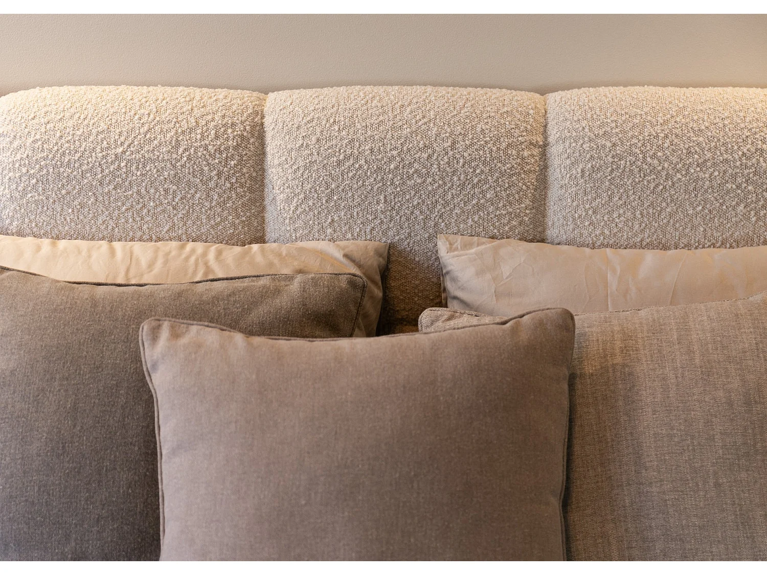 Gestoffeerd bed met opbergruimte 180x200 cm – Bouclé Lichtbeige – CLOUDY