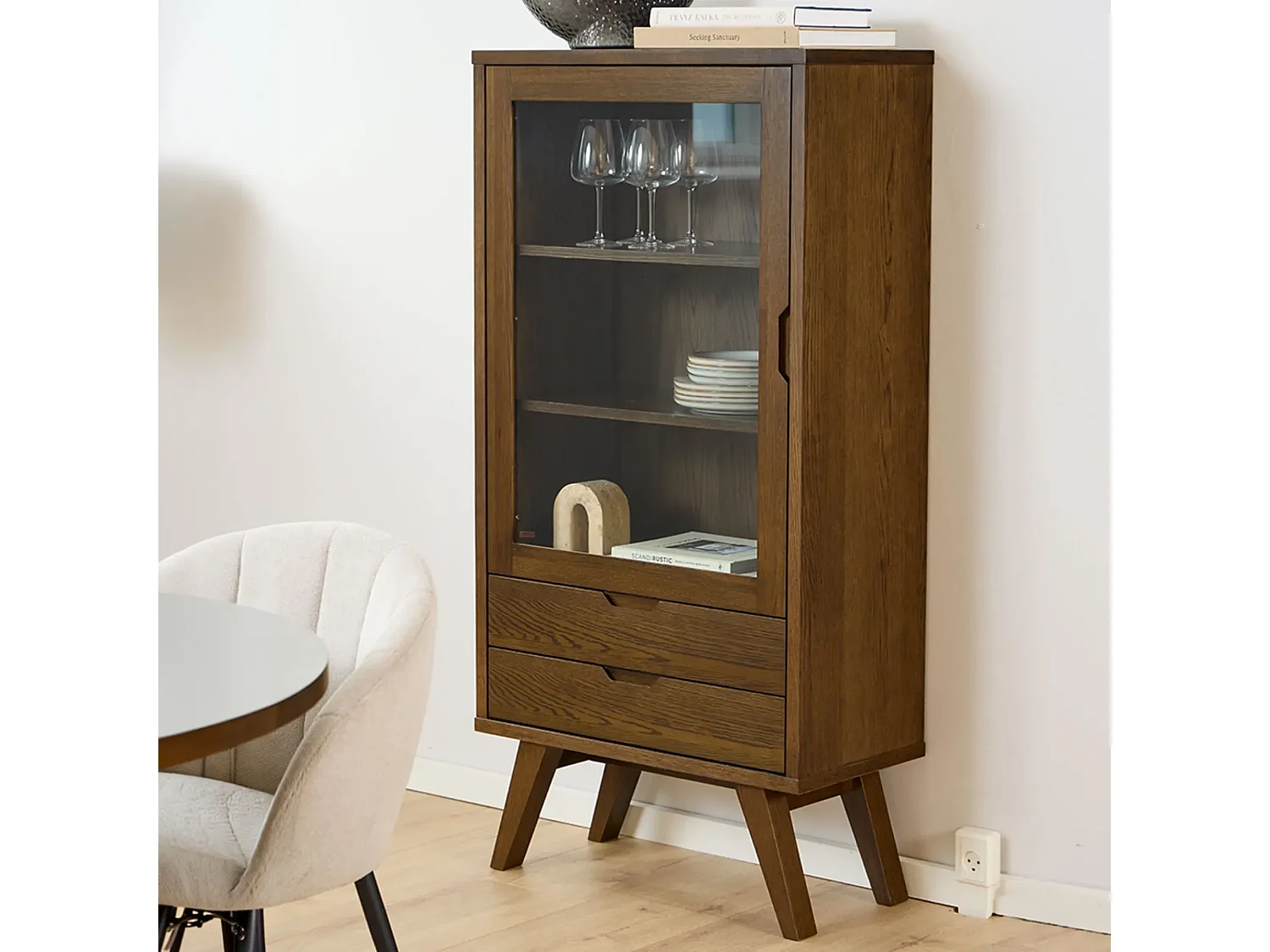 Vitrine scandinave en chêne fumé 1 porte 2 tiroirs - ALISIA