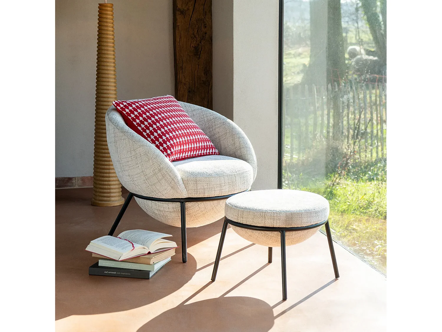 Fauteuil design et repose-pied en tissu - MERO