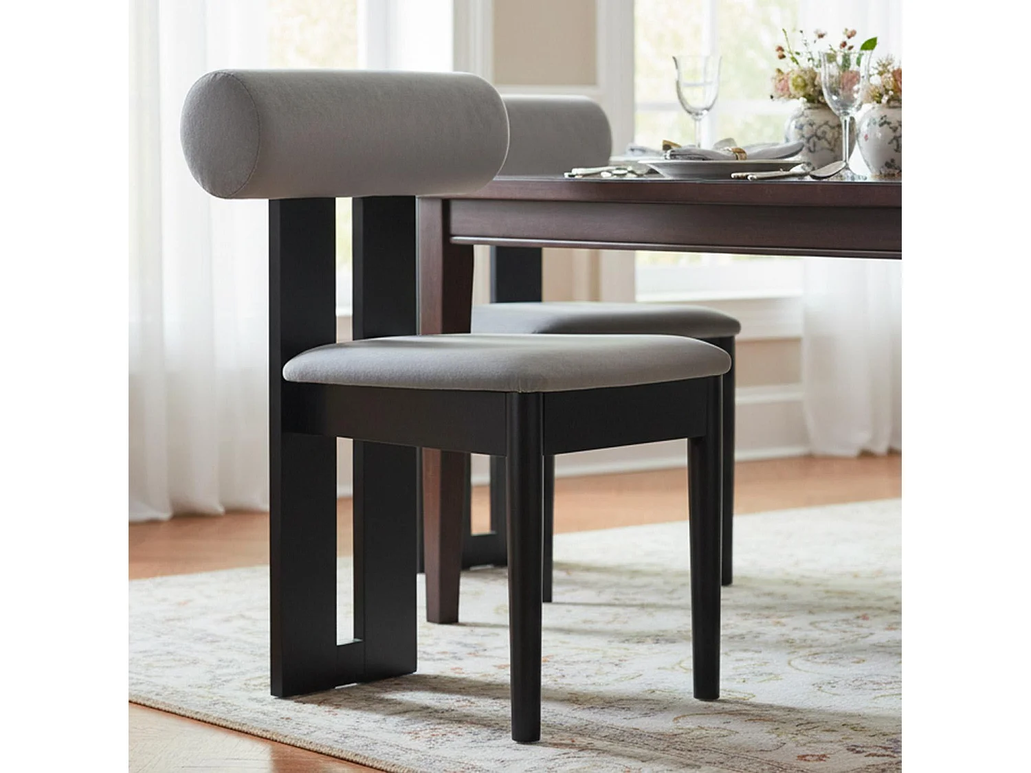 Chaise de salle à manger style intemporel Tuboli Bois Noir et Velours Gris