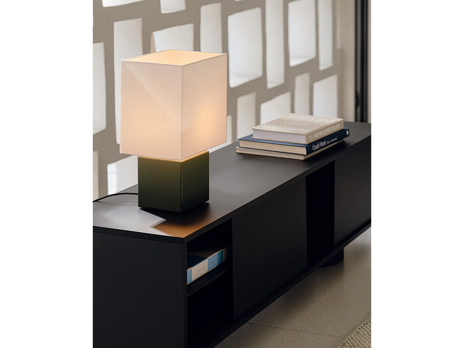 Zam tafellamp - moderne geometrische lamp met houten basis en stoffen kap