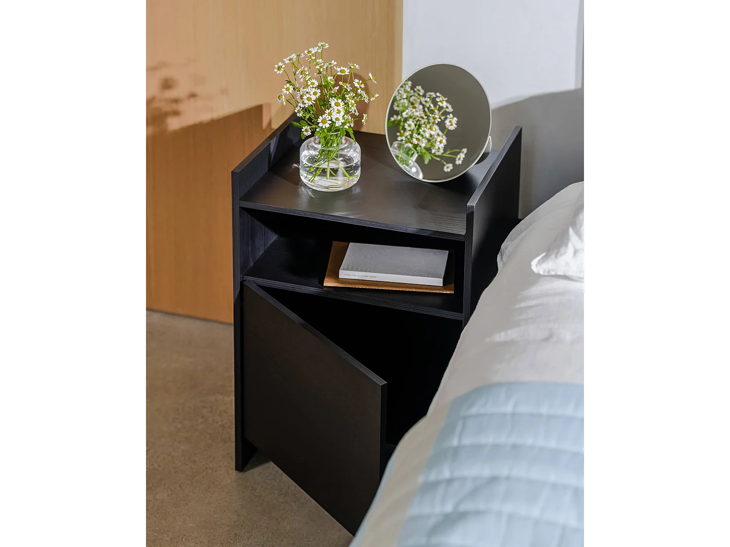 noo.ma Toopt Nachttisch - schlankes, funktionales Design mit viel Stauraum