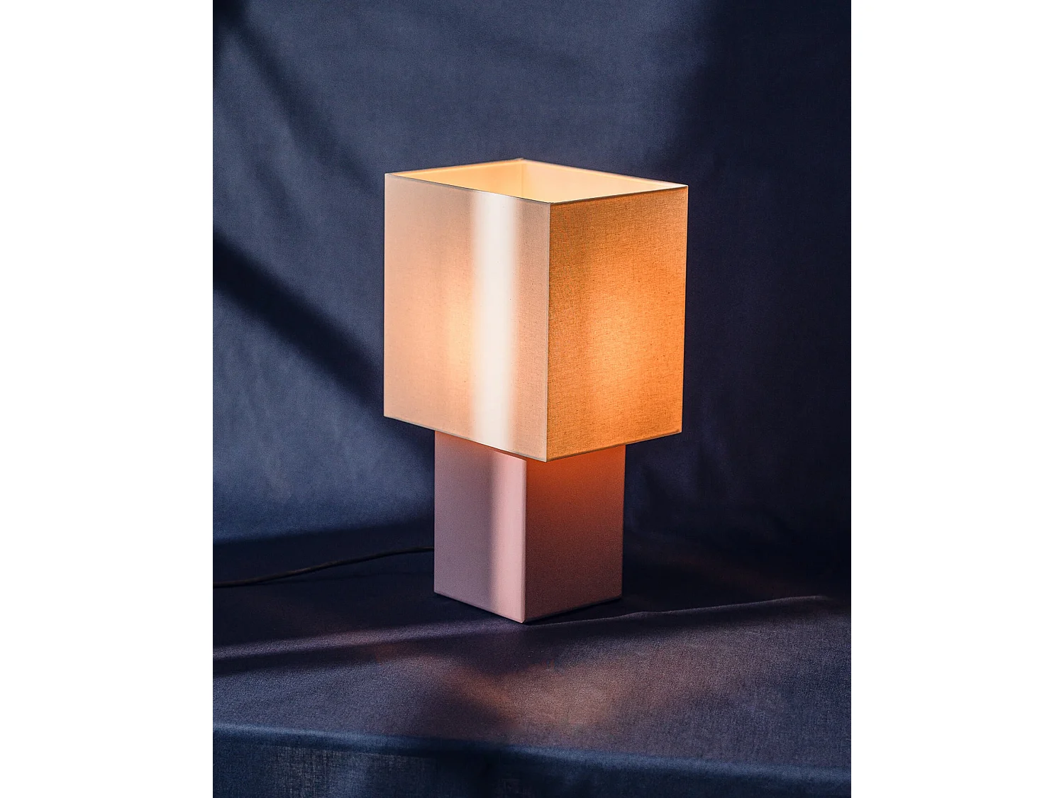 noo.ma Zam Tischlampe - geometrisches Design, Holzfuß, Stoffschirm