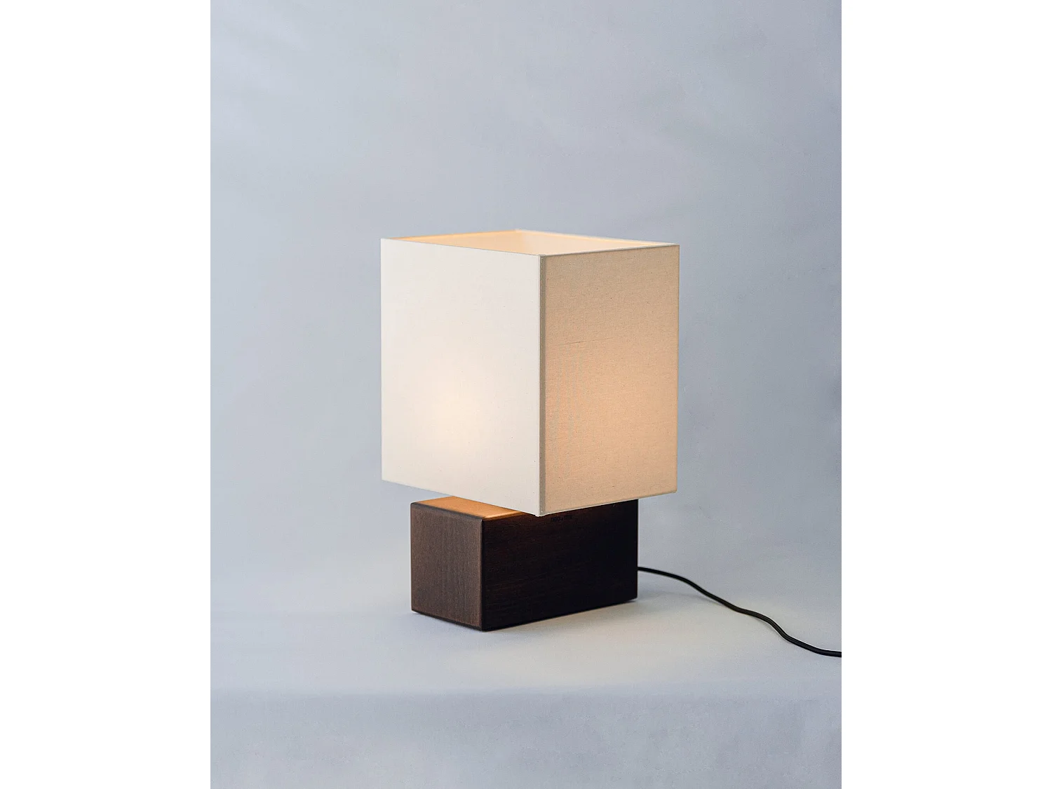 noo.ma Zam Tischlampe - geometrisches Design, Holzfuß, Stoffschirm