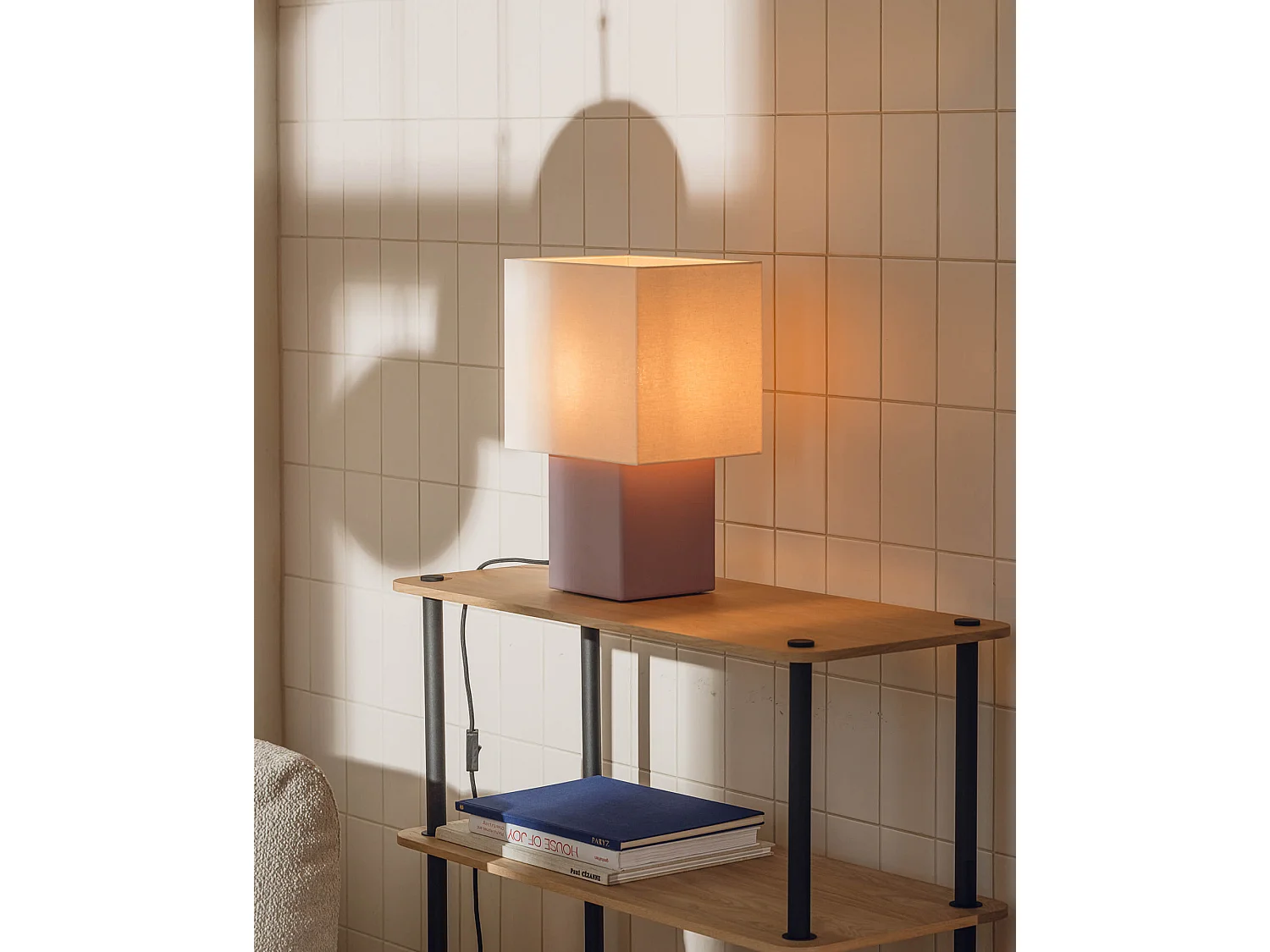 noo.ma Zam Tischlampe - geometrisches Design, Holzfuß, Stoffschirm