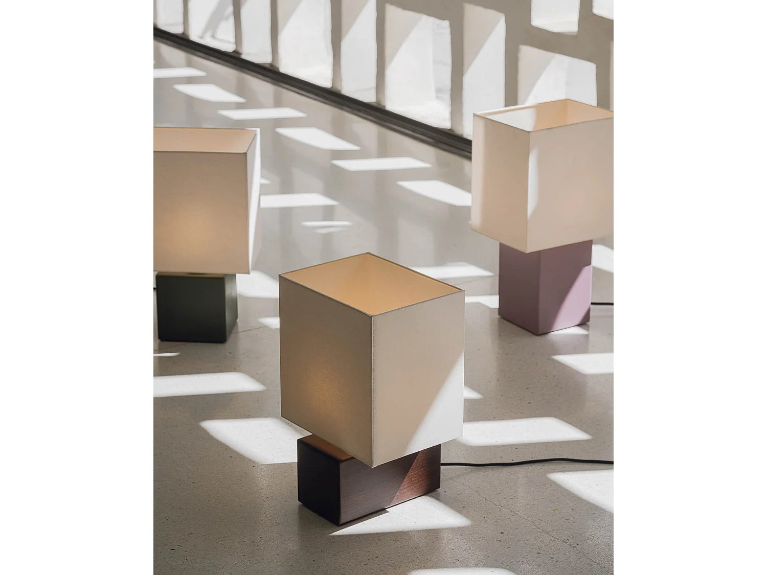 noo.ma Zam Tischlampe - geometrisches Design, Holzfuß, Stoffschirm