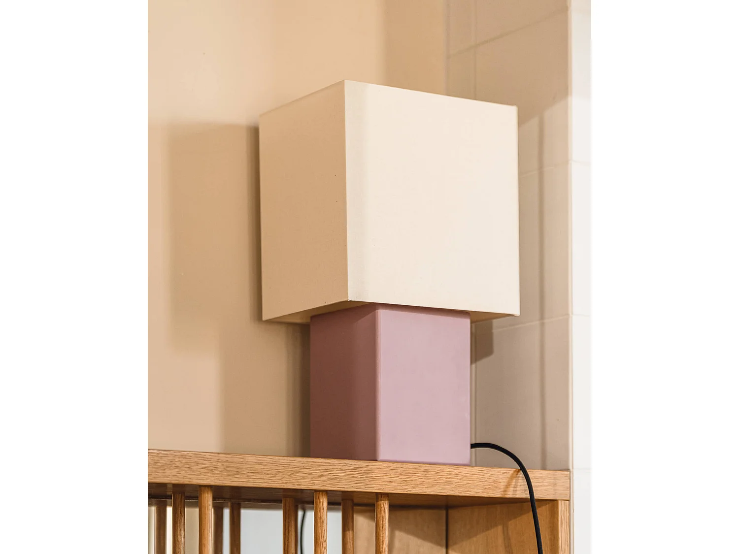 noo.ma Zam Tischlampe - geometrisches Design, Holzfuß, Stoffschirm