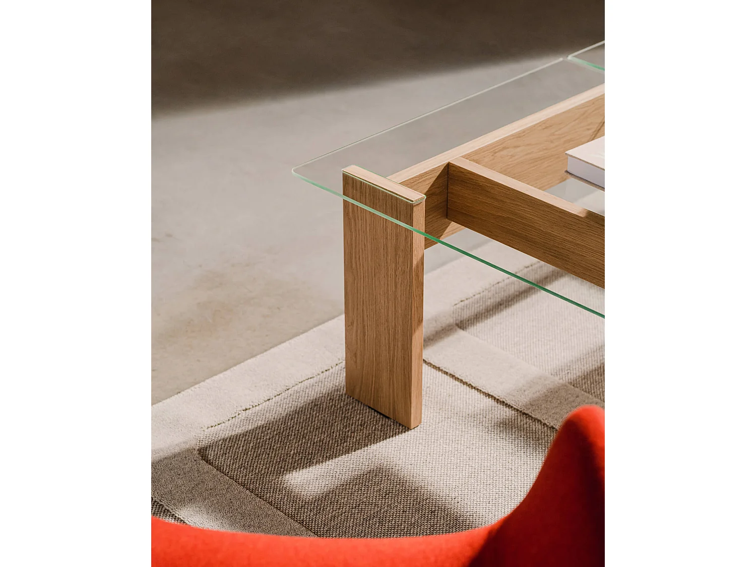 Table basse Naiko - plateau en verre, structure chêne, design minimaliste et intemporel