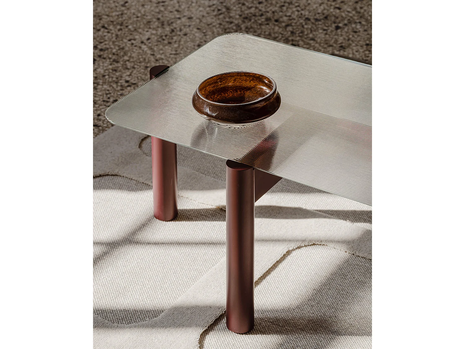 Table basse Kob noo.ma - plateau verre texturé et pieds bois massif