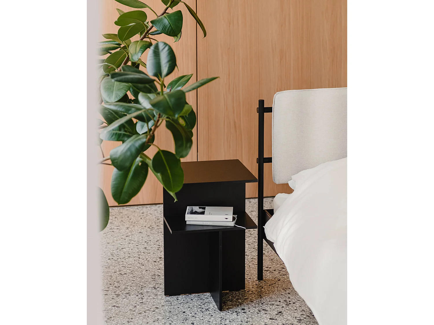 Atik - Comodino asimmetrico in melaminico nero, 36x36x56,5 cm
