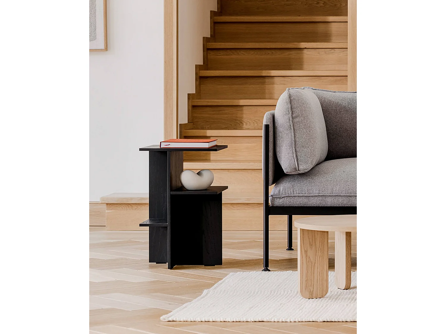 Atik - Comodino asimmetrico in melaminico nero, 36x36x56,5 cm