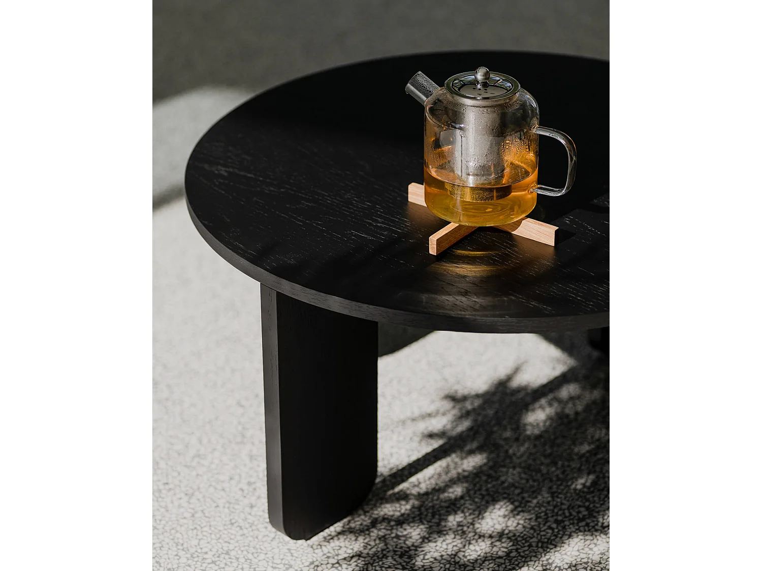 Table basse Kuvu petite - plateau rond en placage mat, pieds en bois arrondis