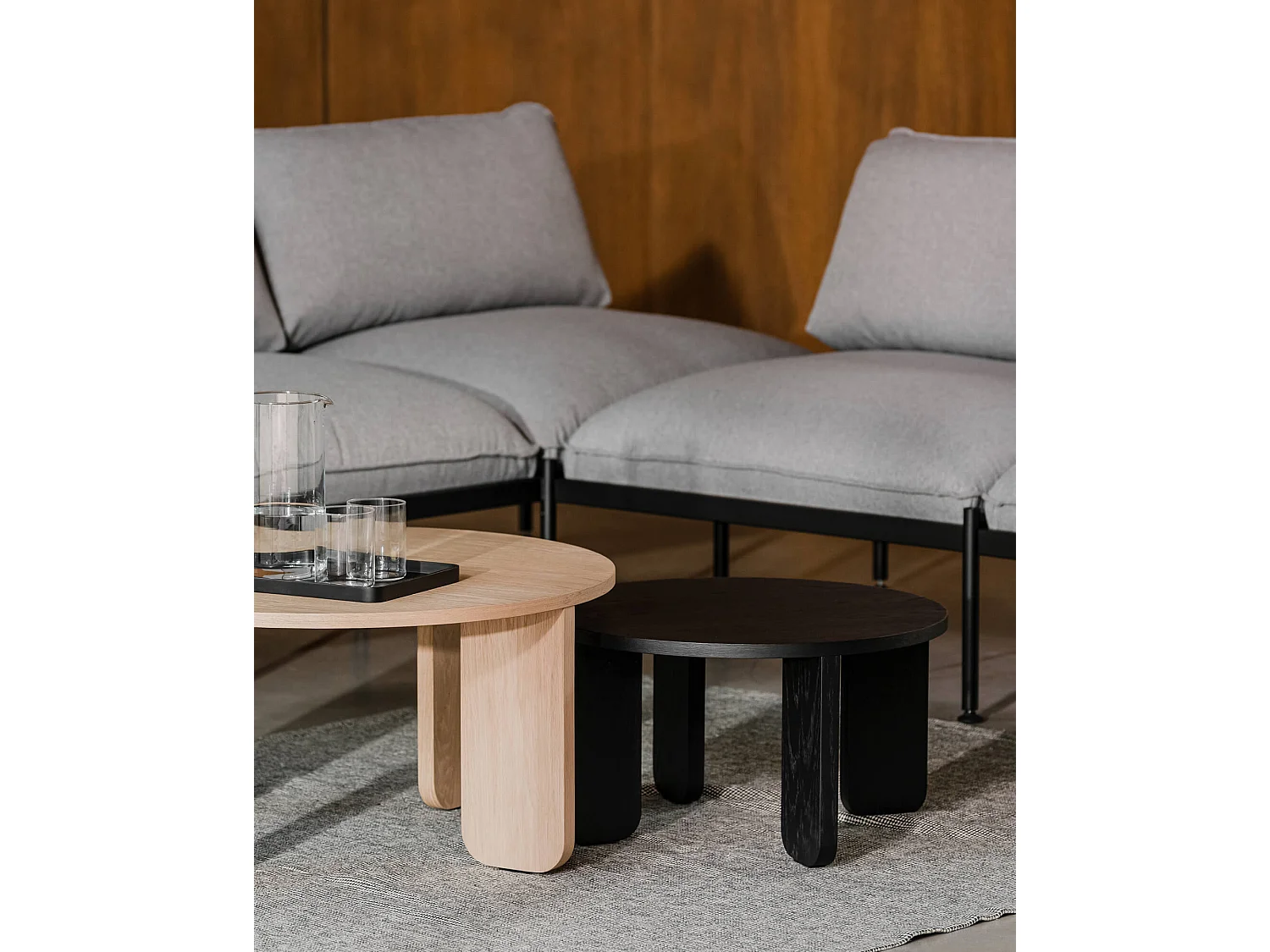 Table basse Kuvu petite - plateau rond en placage mat, pieds en bois arrondis