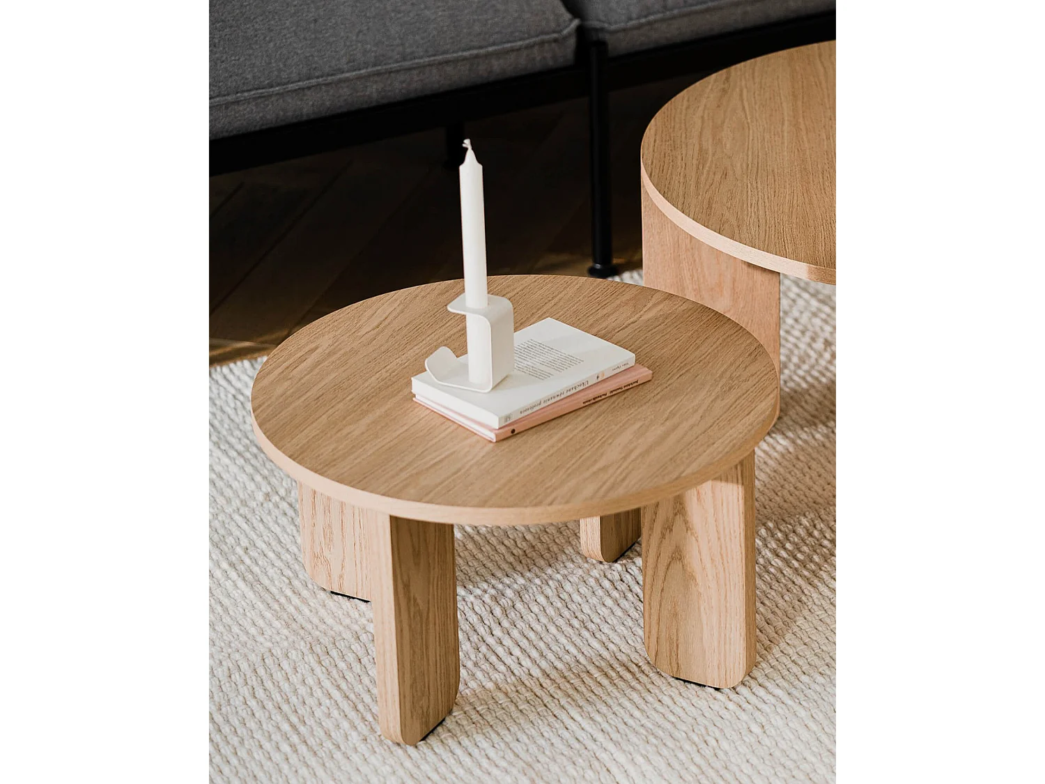 Table basse Kuvu petite - plateau rond en placage mat, pieds en bois arrondis