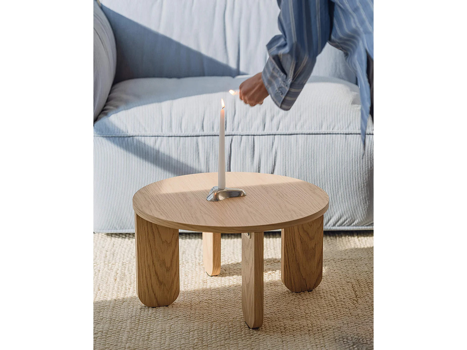 Table basse Kuvu petite - plateau rond en placage mat, pieds en bois arrondis