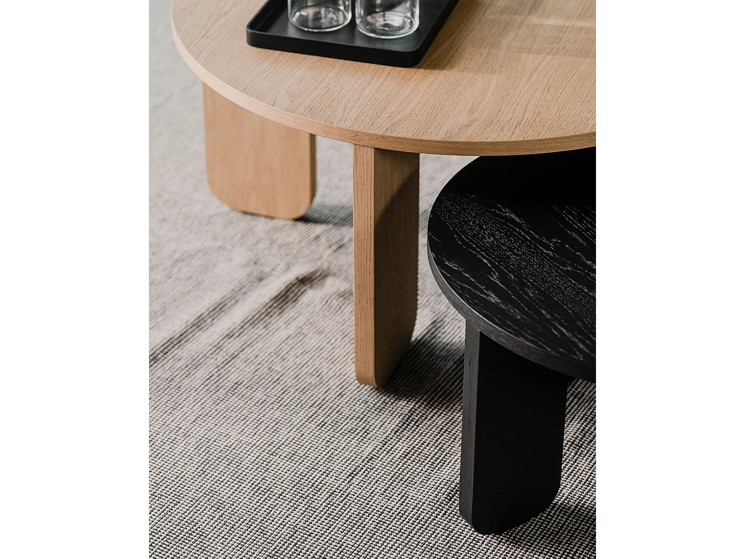 Table basse Kuvu petite - plateau rond en placage mat, pieds en bois arrondis