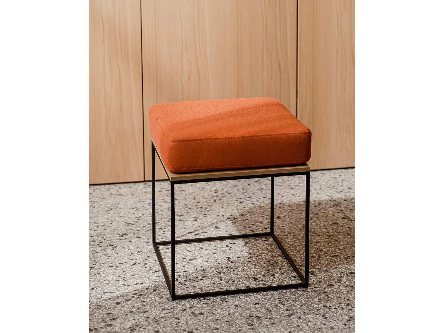 Pouf Feo - pouf carré minimaliste en chêne noir avec coussin en laine