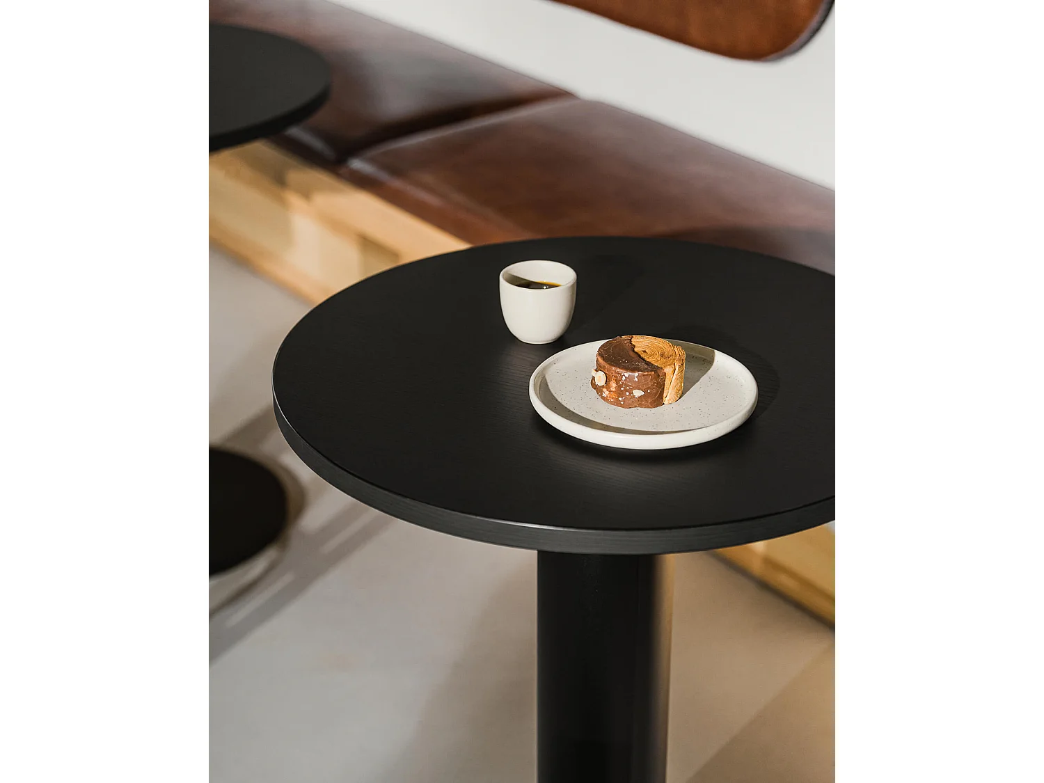 Sool Café-Tisch - 70 x 70 cm, Eichenfurnier, Stahlgestell