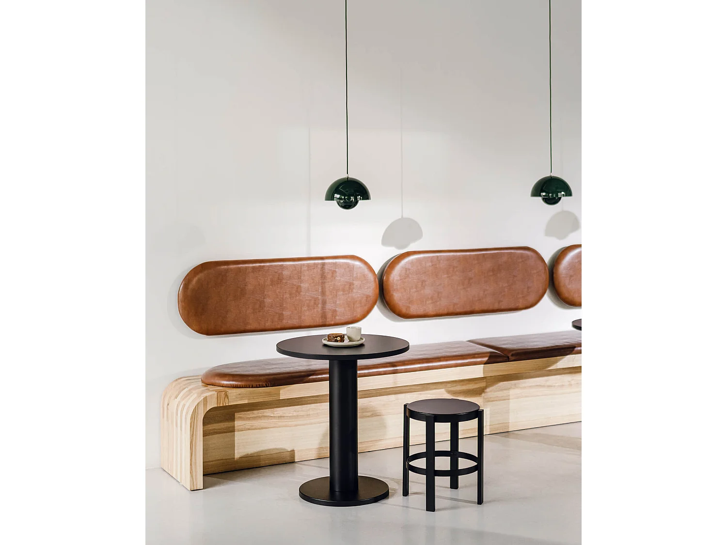 Sool Café-Tisch - 70 x 70 cm, Eichenfurnier, Stahlgestell