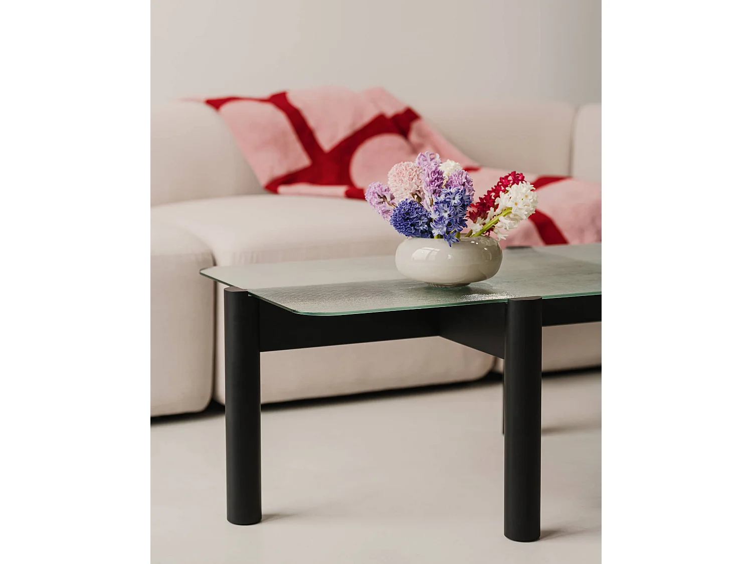 Table basse Kob noo.ma - plateau verre texturé et pieds bois massif