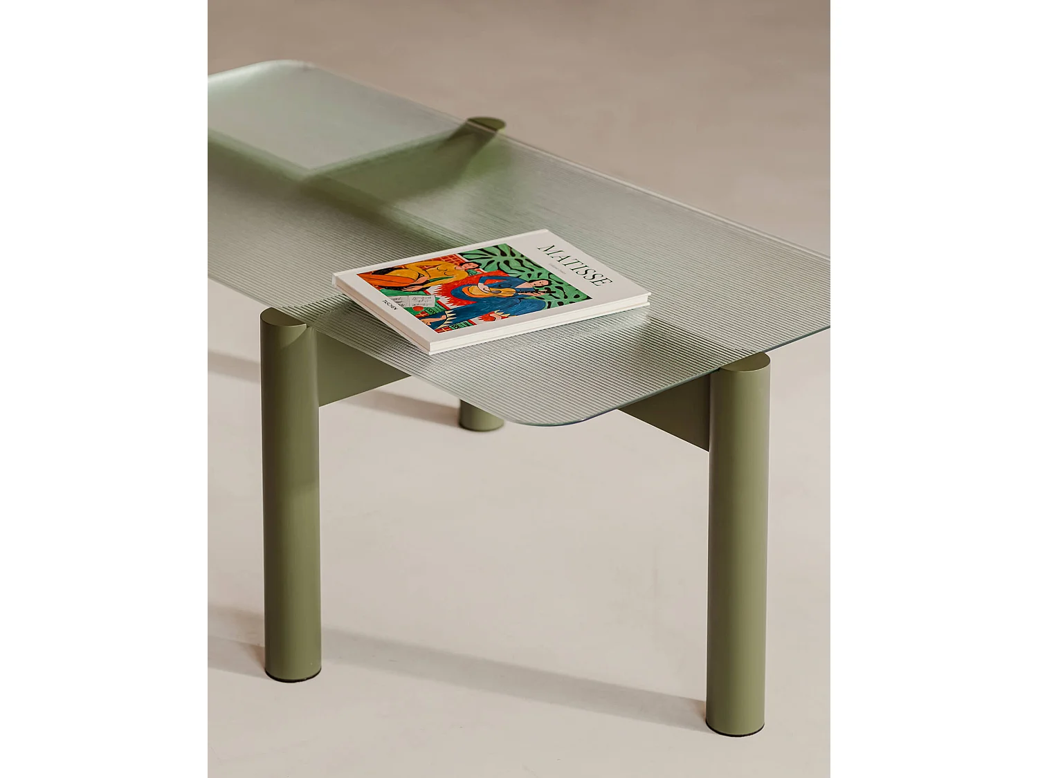 Table basse Kob noo.ma - plateau verre texturé et pieds bois massif