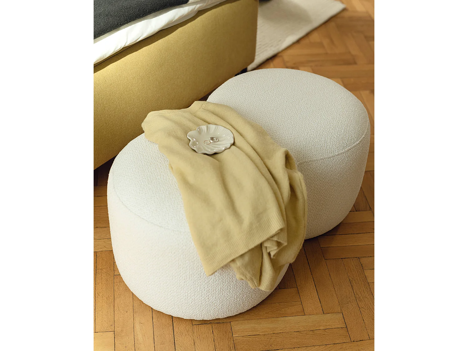 Umbo Pouf noo.ma, moderner Sitzpouf aus Polyester, 88 x 50 x 36,50 cm