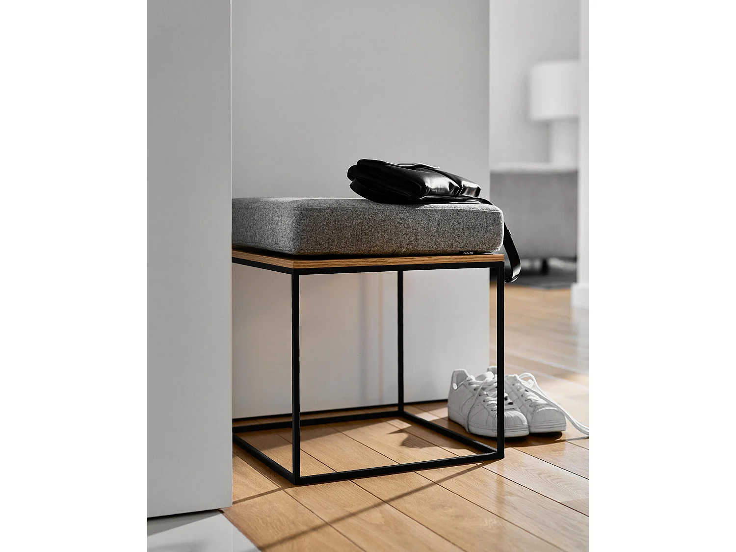 Pouf Feo - pouf carré en placage chêne noir avec coussin amovible en laine