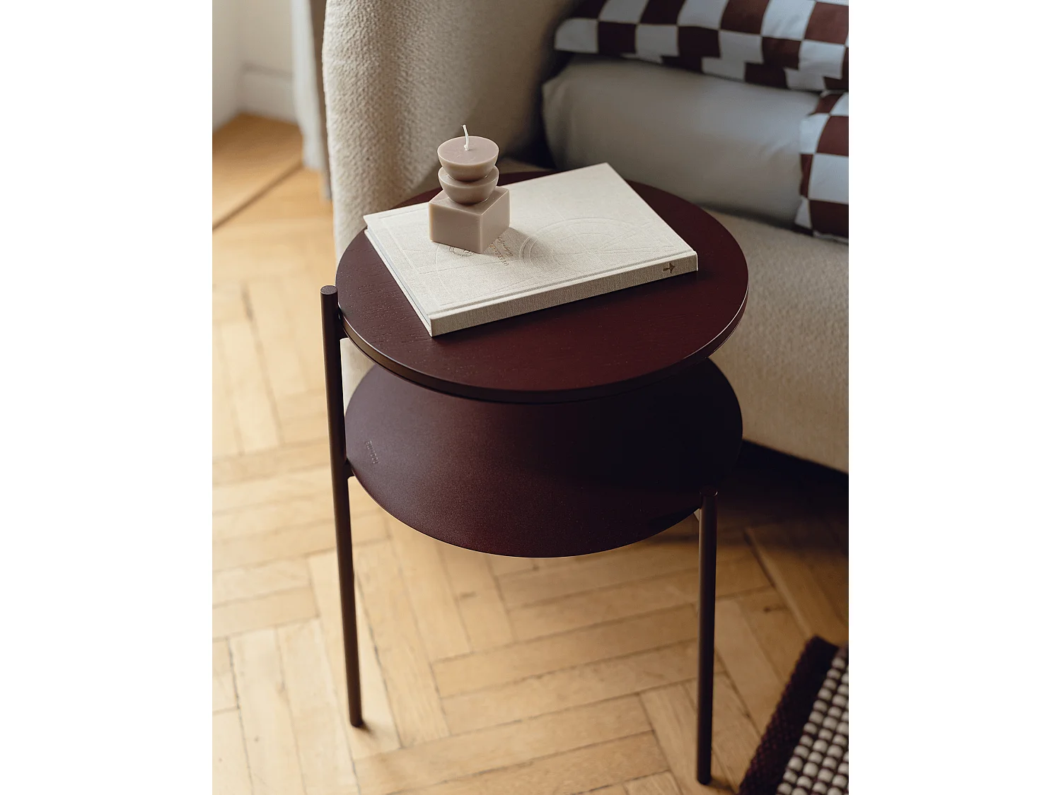 Table de chevet ronde Tu - plateau plaqué noyer, tablette inférieure, style moderne