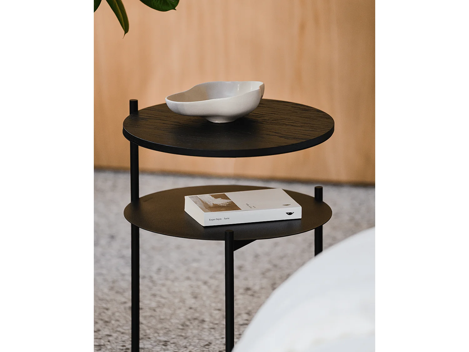 Table de chevet ronde Tu - plateau plaqué noyer, tablette inférieure, style moderne